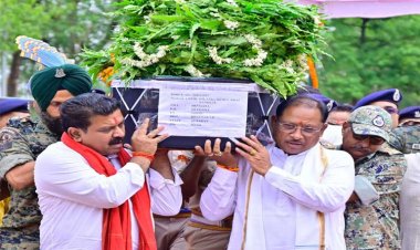 रायपुर : मुख्यमंत्री ने नक्सल मुठभेड़ में शहीद जवान मेहुल भाई को दी श्रद्धांजलि
