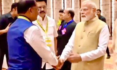 रायपुर : नीति आयोग की बैठक में दिखी आत्मीयता: जब प्रधानमंत्री श्री नरेंद्र मोदी ने मुख्यमंत्री श्री विष्णुदेव साय का थामा हाथ और कहा – छत्तीसगढ़ की बात अभी बाकी है