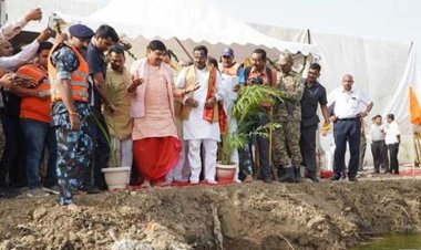 मुख्यमंत्री डॉ. यादव ने 864 करोड़ रुपए की लागत से 29 किमी के शिप्रा घाट निर्माण तथा 21 बैराजों के निर्माण कार्यों का शिलान्यास किया