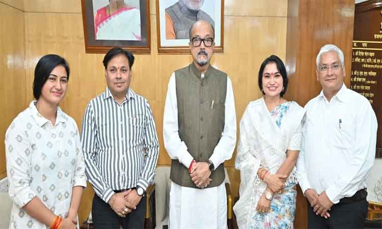 रायपुर : राज्यपाल श्री डेका से छत्तीसगढ़ राज्य केश शिल्प कल्याण बोर्ड के अध्यक्ष ने सौजन्य भेंट की