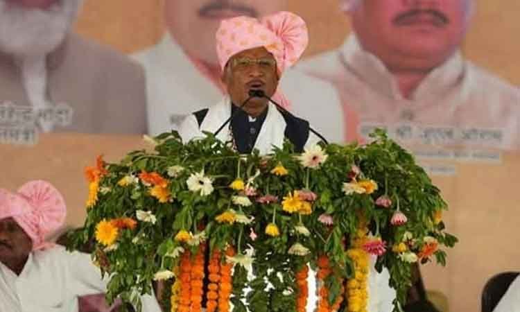 रायपुर : मुख्यमंत्री श्री विष्णुदेव साय के आगमन पर उनका लोकनृत्य व लोकगीत के माध्यम से भव्य स्वागत किया गया