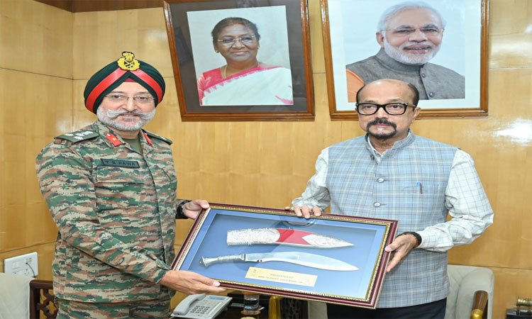 रायपुर : राज्यपाल श्री डेका से छत्तीसगढ़ और ओडिशा सब एरिया कमांडर ने की भेंट