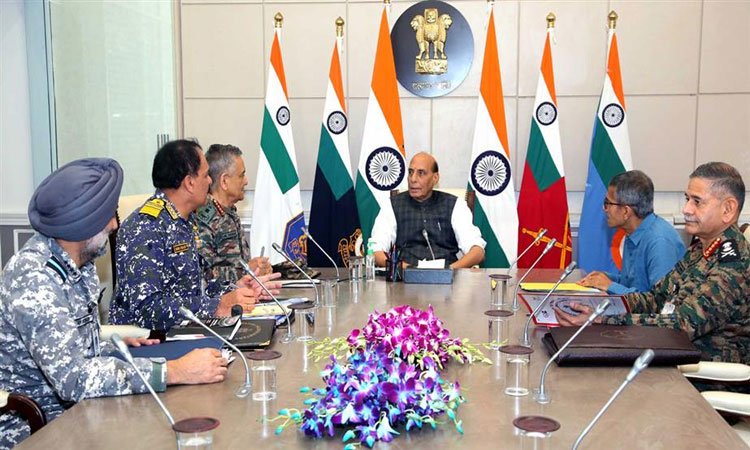 रक्षा मंत्री राजनाथ सिंह ने पश्चिमी सीमा की सुरक्षा स्थिति और सैन्य तैयारियों की उच्च स्तरीय बैठक की अध्यक्षता की