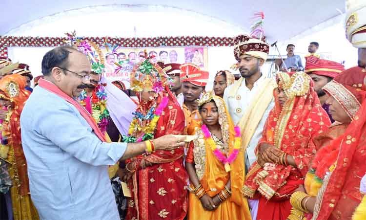 रायपुर : उप मुख्यमंत्री श्री अरुण साव सामूहिक आदर्श विवाह समारोह में हुए शामिल