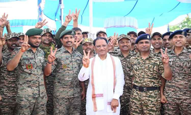 रायपुर : गलगम पहुंचे मुख्यमंत्री श्री विष्णु देव साय, जवानों का हौसला बढ़ाया