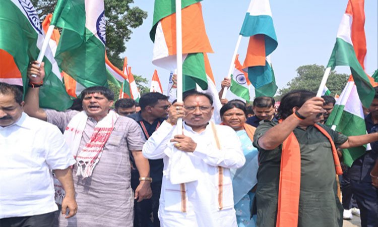 रायपुर : देशभक्तिपूर्ण गीतों के साथ जशपुर के चराईडांड में निकाली गई तिरंगा यात्रा