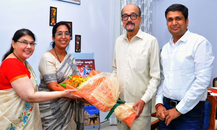 रायपुर : राज्यपाल श्री डेका से ईशा फाऊंडेशन संस्था के स्वयंसेवकों ने सौजन्य भेंट की