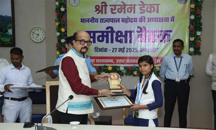 रायपुर : राज्यपाल श्री रमेन डेका जिला कांकेर में संचालित योजनाओं की ली समीक्षा बैठक