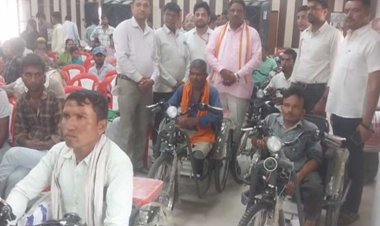 बलरामपुर में दिव्यांगजनों को मिला सहारा, वयोश्री योजना के तहत वितरित हुए सहायक उपकरण