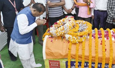 रायपुर : मुख्यमंत्री श्री विष्णु देव साय ने शहीद एएसपी श्री आकाश राव गिरपुंजे के निवास पहुंचकर दी श्रद्धांजलि