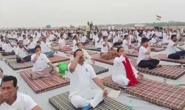 गंगा एक्सप्रेसवे की हवाई पट्टी पर योगाभ्यास