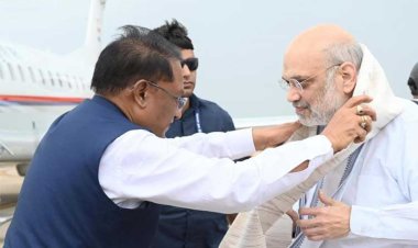 रायपुर : केंद्रीय गृह मंत्री श्री अमित शाह के छत्तीसगढ़ आगमन पर मुख्यमंत्री श्री विष्णुदेव साय ने स्वामी विवेकानंद एयरपोर्ट पर किया स्वागत