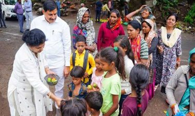 जब मुख्यमंत्री डॉ. यादव ने बारिआम गांव की महिलाओं से खरीदे आम...