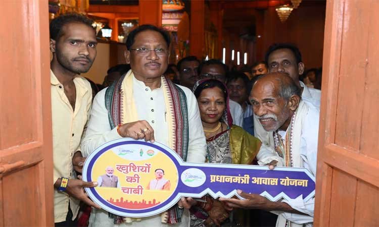 रायपुर : संतु चक्रेस को मिला सपनों का आशियाना, मुख्यमंत्री से पक्के मकान की चाबी पाकर भावुक हुए बुजुर्ग