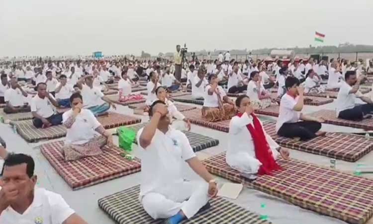 गंगा एक्सप्रेसवे की हवाई पट्टी पर योगाभ्यास