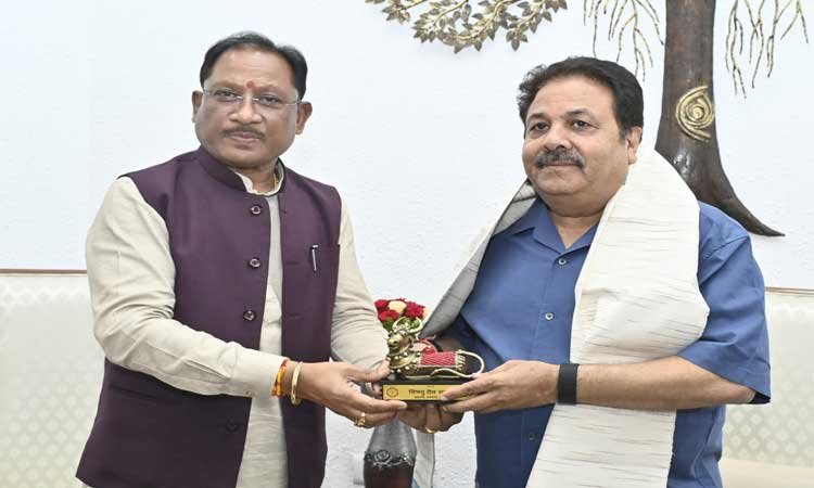 रायपुर : मुख्यमंत्री श्री साय से बीसीसीआई उपाध्यक्ष श्री राजीव शुक्ला ने की सौजन्य मुलाकात