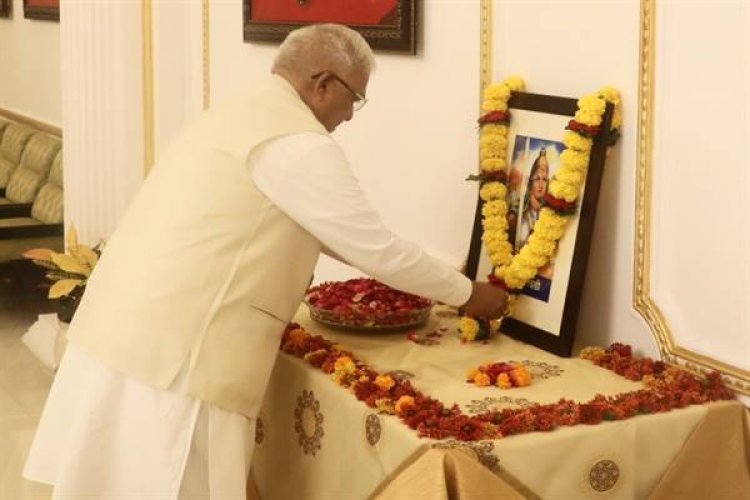 वीरांगना रानी दुर्गावती के बलिदान दिवस पर राज्यपाल श्री पटेल ने माल्यार्पण कर नमन किया
