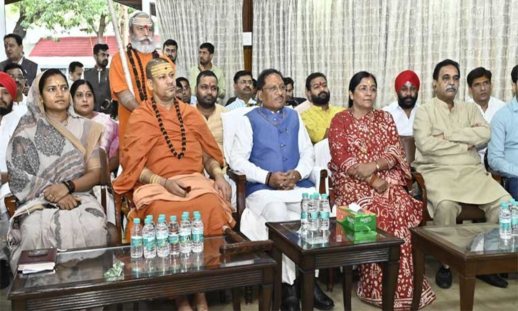 रायपुर : मुख्यमंत्री श्री विष्णु देव साय ने सुनी 'मन की बात' की 123वीं कड़ी