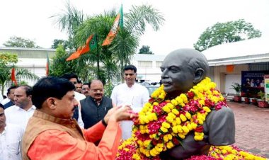 मुख्यमंत्री डॉ. यादव ने डॉ. श्यामा प्रसाद मुखर्जी की प्रतिमा पर माल्यार्पण कर दी श्रद्धांजलि