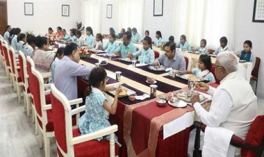 राज्यपाल श्री पटेल ने दिव्यांग बालिकाओं के साथ किया सह-भोज
