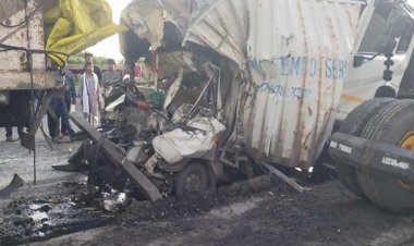 दुर्गावती में भीषण सड़क हादसा: चार वाहन आपस में भिड़े, एक ट्रक चालक डेढ़ घंटे की मशक्कत के बाद सुरक्षित निकाला गया
