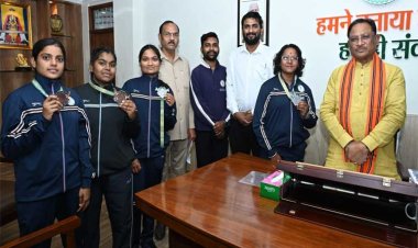 रायपुर : मुख्यमंत्री श्री साय से किक बॉक्सिंग पदक विजेता खिलाड़ियों ने की सौजन्य मुलाकात
