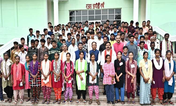रायपुर : बस्तर के बच्चों का स्वर्णिम भविष्य सुनिश्चित करने के लिए सरकार प्रतिबद्ध – मुख्यमंत्री श्री विष्णुदेव साय