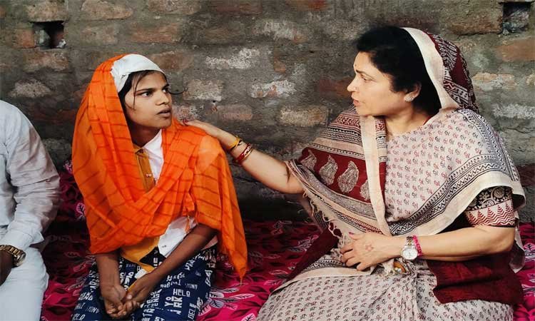 घायल छात्रा से मिलीं राज्यमंत्री श्रीमती गौर, अधिकारियों को हर संभव मदद करने के दिए निर्देश