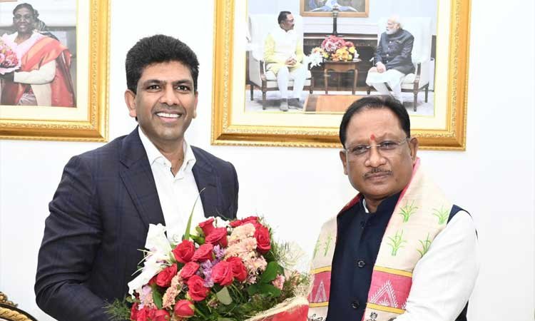 रायपुर : मुख्यमंत्री श्री विष्णु देव साय से केंद्रीय संचार एवं ग्रामीण विकास राज्य मंत्री डॉ. चन्द्रशेखर पेम्मासानी ने की सौजन्य मुलाक़ात