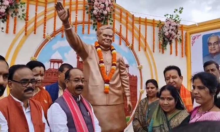 रायपुर : उपमुख्यमंत्री श्री अरुण साव ने किया अटल जी की आदमकद प्रतिमा का अनावरण, व्यक्तित्व को बताया युगद्रष्टा