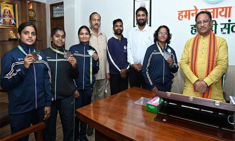 रायपुर : मुख्यमंत्री श्री साय से किक बॉक्सिंग पदक विजेता खिलाड़ियों ने की सौजन्य मुलाकात