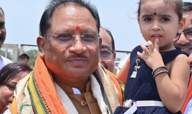 रायपुर : नन्ही सृष्टि को गोद में उठाकर मुख्यमंत्री श्री विष्णु देव साय ने रच दिया अपनत्व और स्नेह का अविस्मरणीय पल
