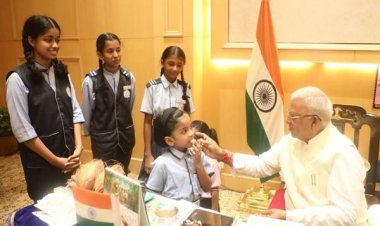 राज्यपाल श्री पटेल को स्कूल की बालिकाओं ने बाँधी राखी