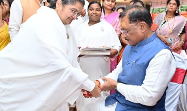 रायपुर : रक्षाबंधन के पावन पर्व पर मुख्यमंत्री श्री विष्णु देव साय को ब्रह्मकुमारी बहनों ने बाँधी राखी