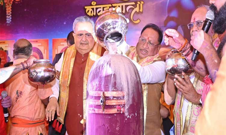 रायपुर : सावन की पावन बेला में मुख्यमंत्री श्री विष्णु देव साय ने किया भगवान शिव का रूद्राभिषेक, प्रदेशवासियों की समृद्धि और सुख-शांति की कामना