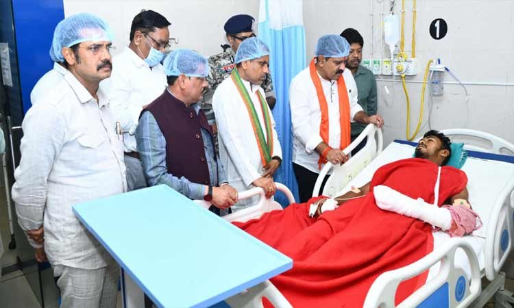 रायपुर : उपमुख्यमंत्री श्री विजय शर्मा ने मेडिकल कॉलेज हॉस्पिटल पहुंच आईडी ब्लास्ट में घायल ग्रामीण और भालू के हमले में घायल जवान से भेंटकर पूछा स्वास्थ्य का हाल