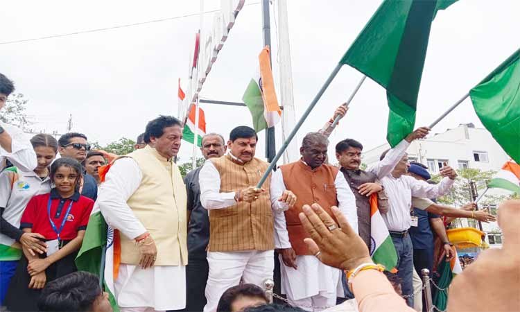 तामोट में मुख्यमंत्री मोहन यादव ने तिरंगा यात्रा को हरी झंडी दिखाकर की शुरुआत