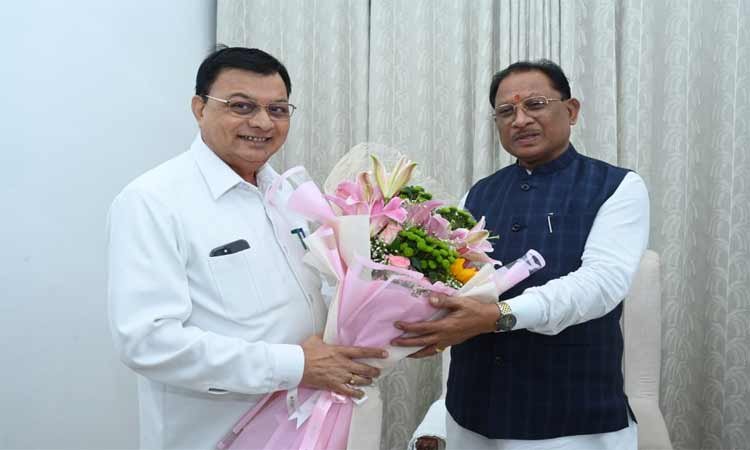 रायपुर : मुख्यमंत्री श्री साय से वाणिज्य एवं उद्योग मंत्री श्री लखनलाल देवांगन ने की सौजन्य मुलाकात