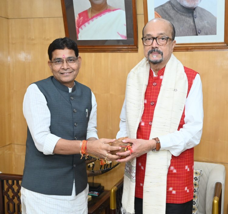 रायपुर : राज्यपाल श्री डेका से राजस्व मंत्री श्री वर्मा ने  की सौजन्य भेंट