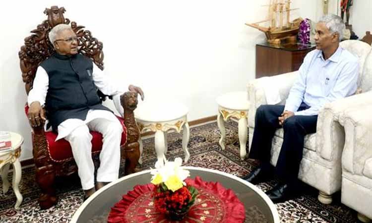 राज्यपाल श्री मंगुभाई पटेल से मुख्य सचिव श्री अनुराग जैन ने की सौजन्य भेंट