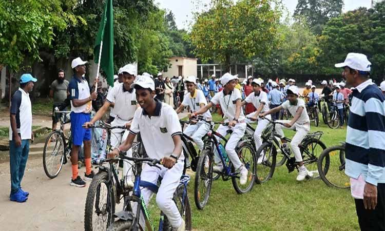 रायपुर : राष्ट्रीय खेल दिवस पर निकाली गई साइकल रैली
