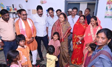 रायपुर : महिला एवं बाल विकास मंत्री श्रीमती लक्ष्मी राजवाड़े ने धरसेड़ी आंगनबाड़ी केंद्र का औचक निरीक्षण किया