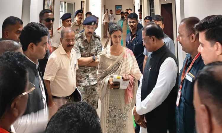 रायपुर : बाढ़ में बही पुस्तकें, टेबलेट भी हुआ खराब, पर नहीं रुकेगी पूनम की प्रतियोगी परीक्षा की तैयारी