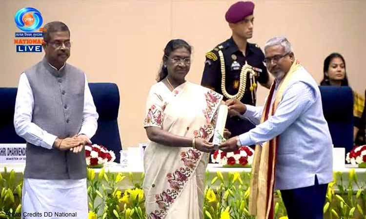 कौशल विकास एवं रोजगार राज्य मंत्री श्री टेटवाल ने राष्ट्रीय शिक्षक पुरस्कार मिलने पर श्री मालवीय को बधाई और शुभकामनाएं दीं