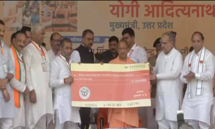 सीएम योगी ने बाढ़ प्रभावित राज्यों के लिए भेजी राहत सामग्री, हिमाचल और उत्तराखंड को 5-5 करोड़ की अतिरिक्त मदद