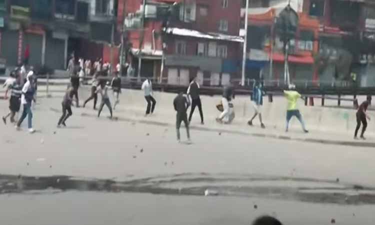 नेपाल में सोशल मीडिया बैन पर बवाल: हिंसक प्रदर्शनों के बीच एक और मंत्री ने दिया इस्तीफा, काठमांडू समेत कई जिलों में कर्फ्यू