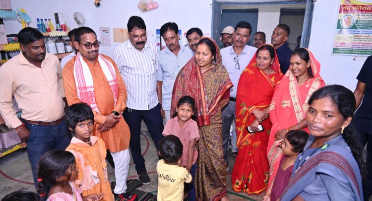 रायपुर : महिला एवं बाल विकास मंत्री श्रीमती लक्ष्मी राजवाड़े ने धरसेड़ी आंगनबाड़ी केंद्र का औचक निरीक्षण किया