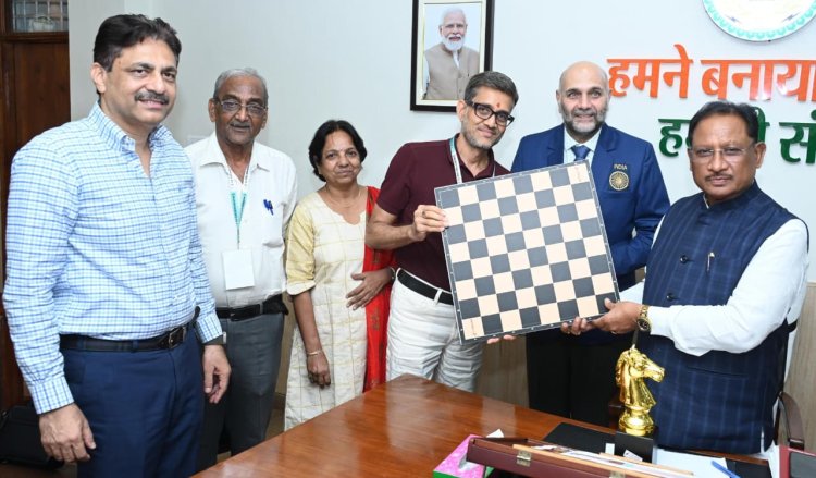 रायपुर : मुख्यमंत्री श्री साय से ग्रैंडमास्टर प्रवीण महादेव थिप्से ने की सौजन्य भेंट
