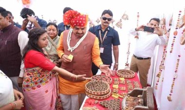 मुख्यमंत्री डॉ. यादव ने इंदौर में गोबर से स्वदेशी दीये बनाये जाने के नवाचार की सराहना की