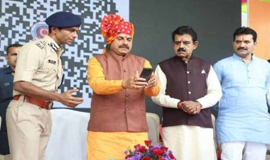मुख्यमंत्री डॉ. यादव ने मोबाइल से क्यूआर कोड स्कैन कर लांच किया इंदौर पुलिस का चेटबॉट
